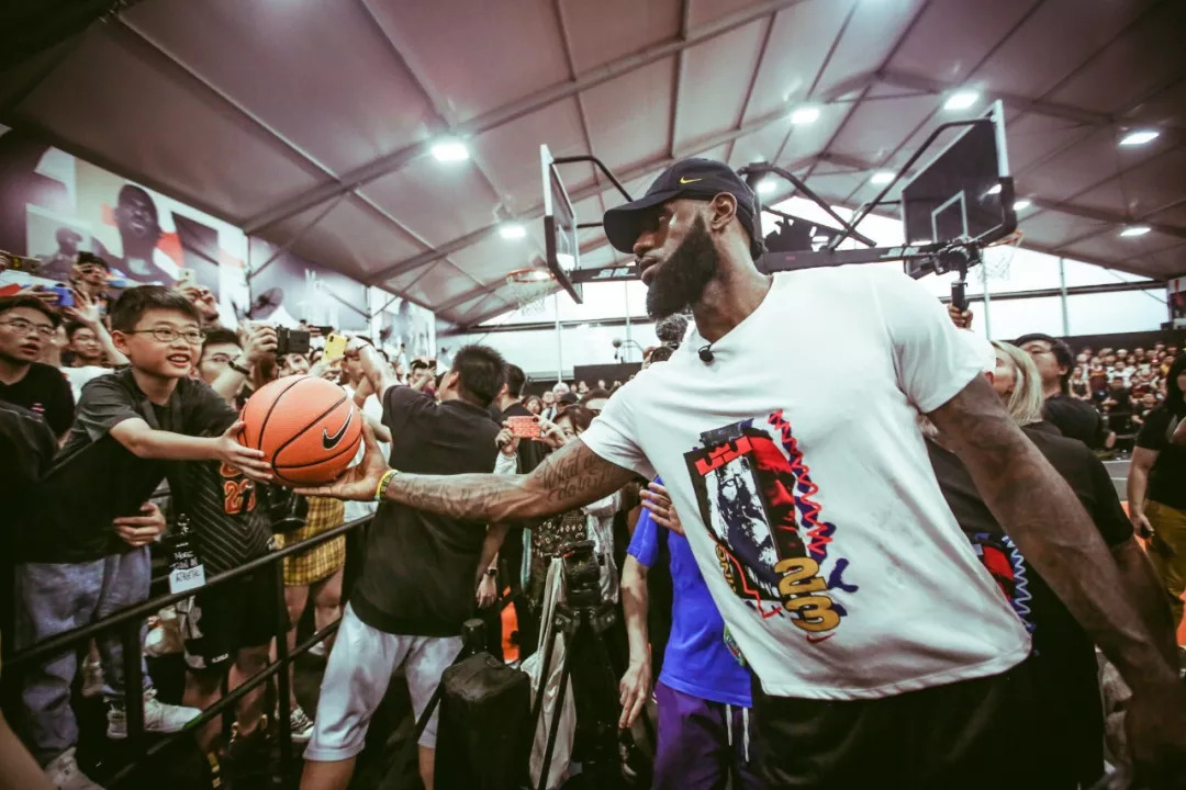 里程碑！唐斯生涯总得分突破15000分大关（唐斯达成生涯15000分里程碑）