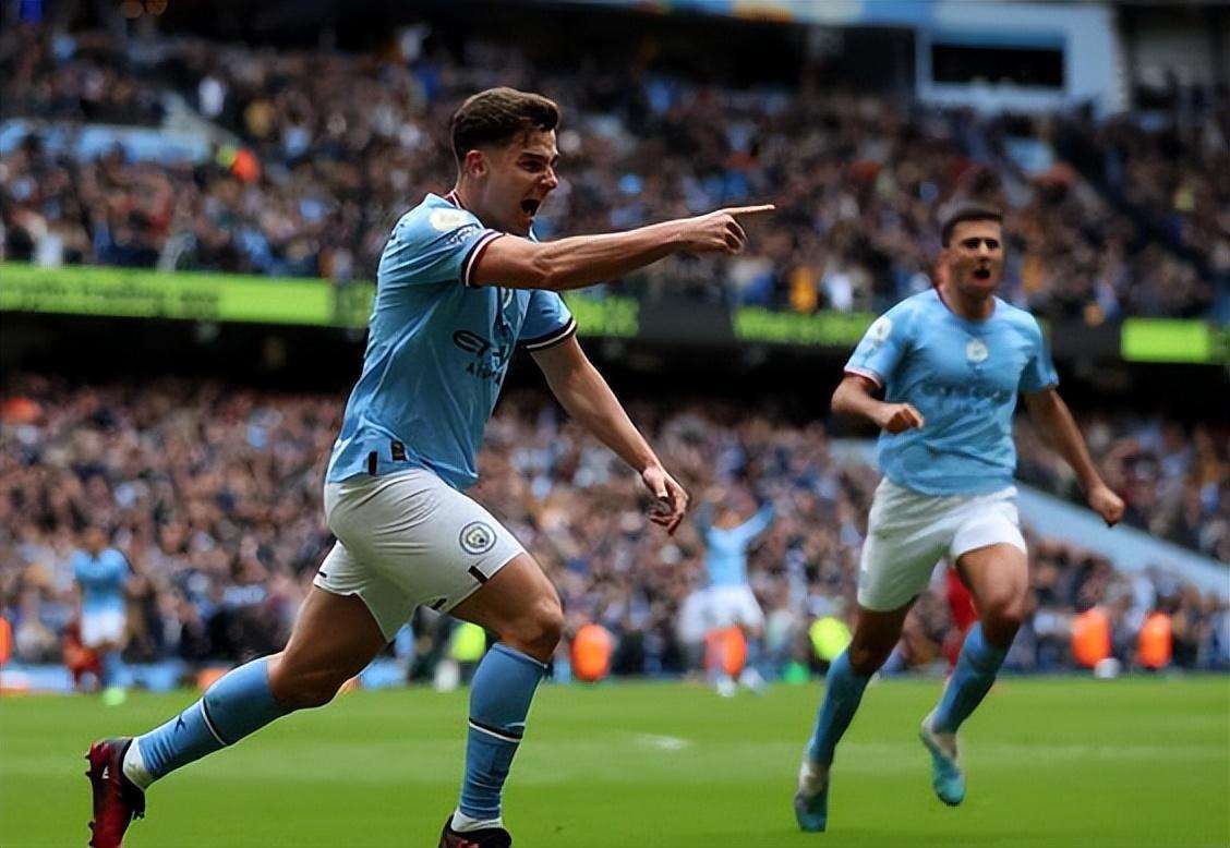 唐斯：华子表现出色我就像骄傲的大哥哥 经常路过阿迪去看他海报（唐斯盛赞华子：我像自豪的哥哥，路过阿迪总要看看他的海报）