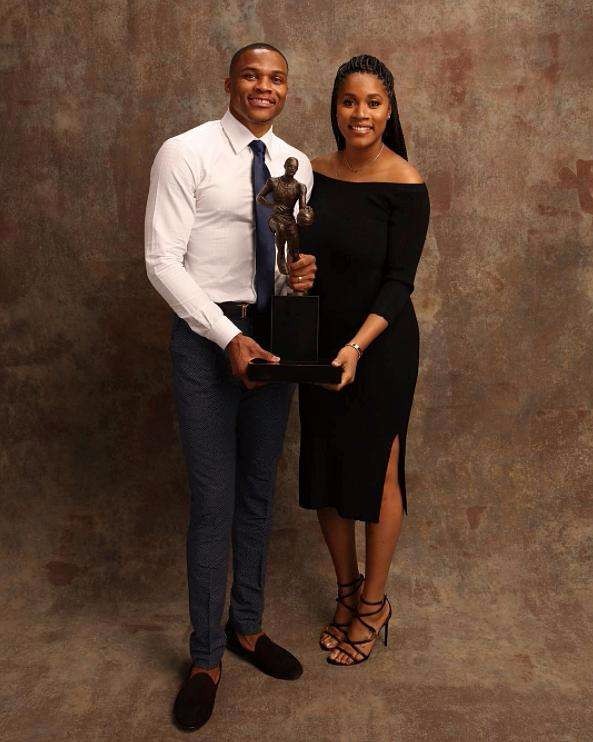 沙特足协官方：因场地大雨，对阵阿联酋下半场比赛推迟开场（沙特足协通告：因场地大雨，沙特对阿联酋下半场延迟开球）