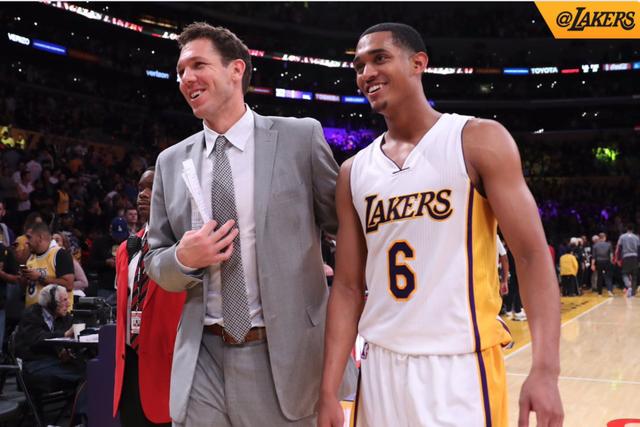 世体列阿隆索接班人：阿贝洛亚、劳尔在列，索拉里二进宫？（世体盘点阿隆索潜在接任者：阿贝洛亚、劳尔入选，索拉里或再度回归？）