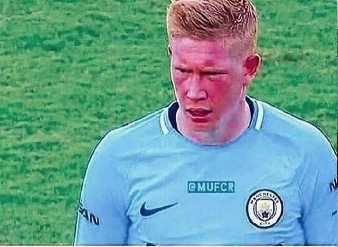 足球报：李新翔脚踝韧带轻伤伤停2周，加布里埃尔还无法合练（足球报：李新翔脚踝韧带轻微受伤将缺阵两周，加布里埃尔仍无法参与合练）