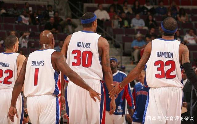 詹姆斯失误频出，湖人半场战平太阳（詹姆斯失误不断，湖人半场与太阳打成平手）