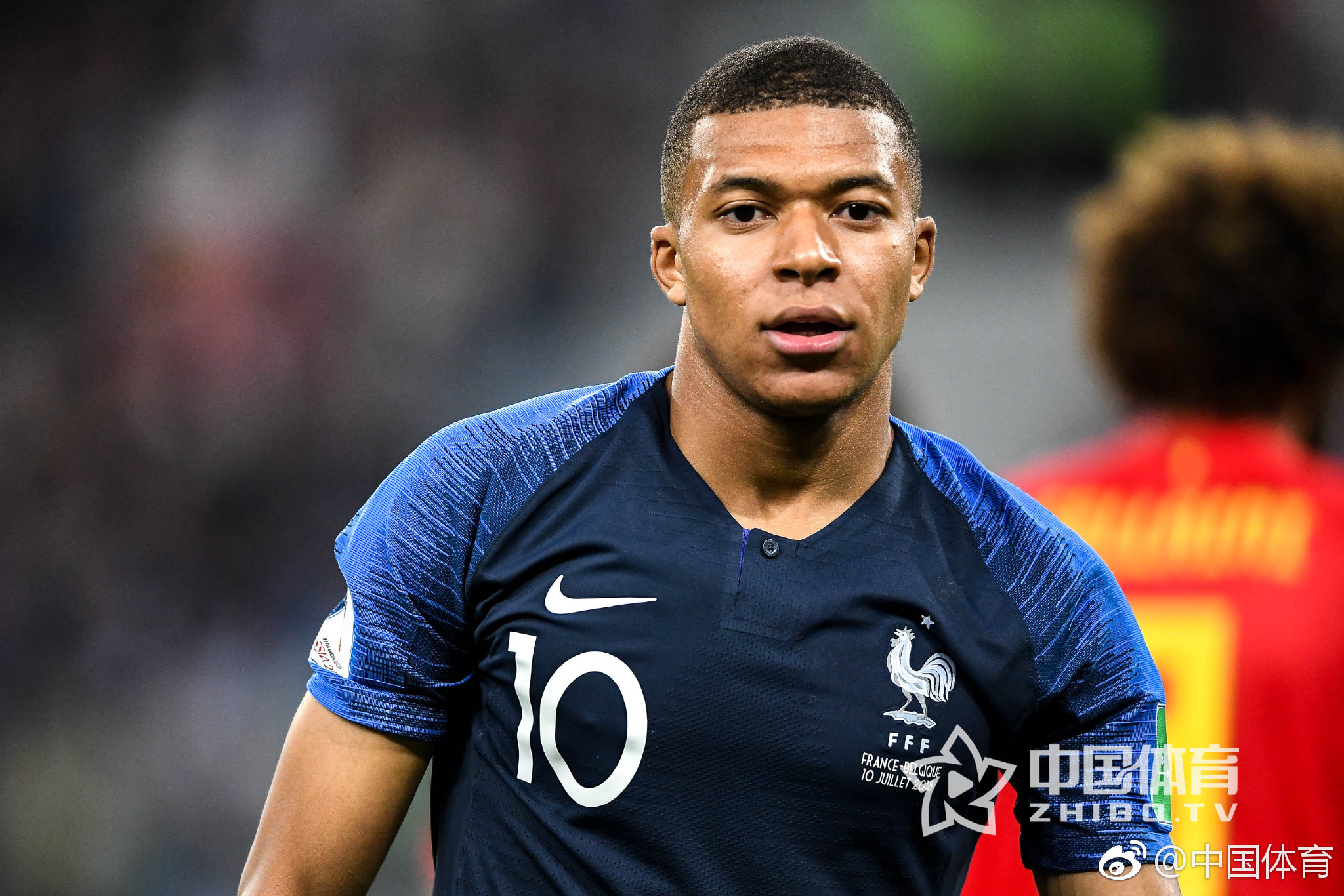 芒特进球后奔向B费，眼神启动诠释默契（芒特破门直奔B费，眼神交流尽显默契）