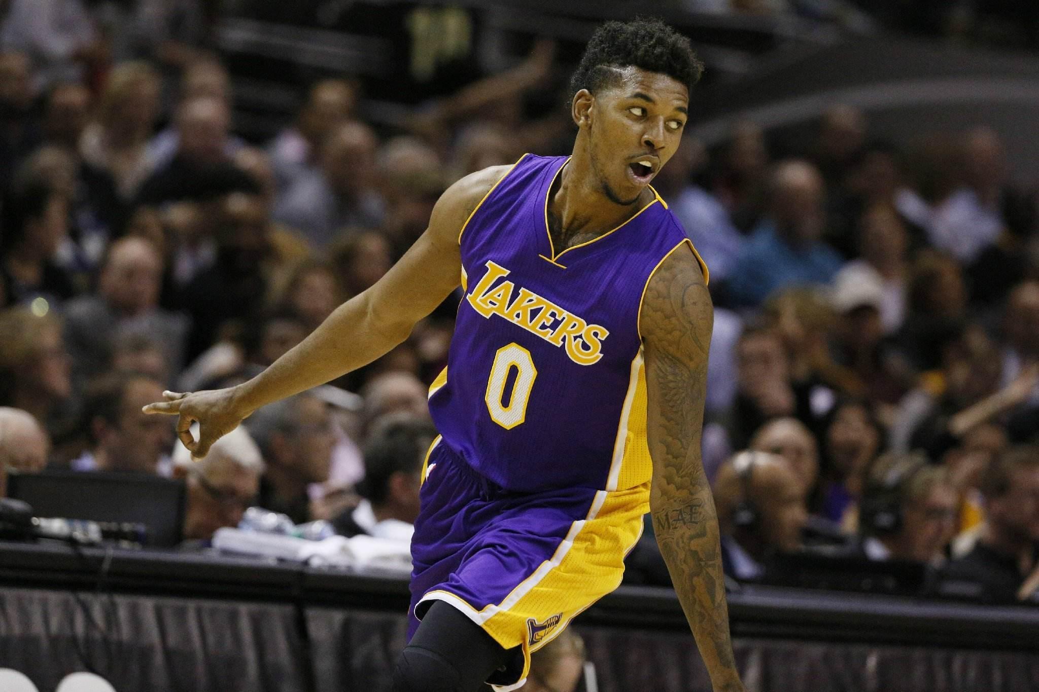 足球曝巴黎双星关系紧张，更衣室氛围引担忧（传巴黎双核不睦，更衣室气氛堪忧）